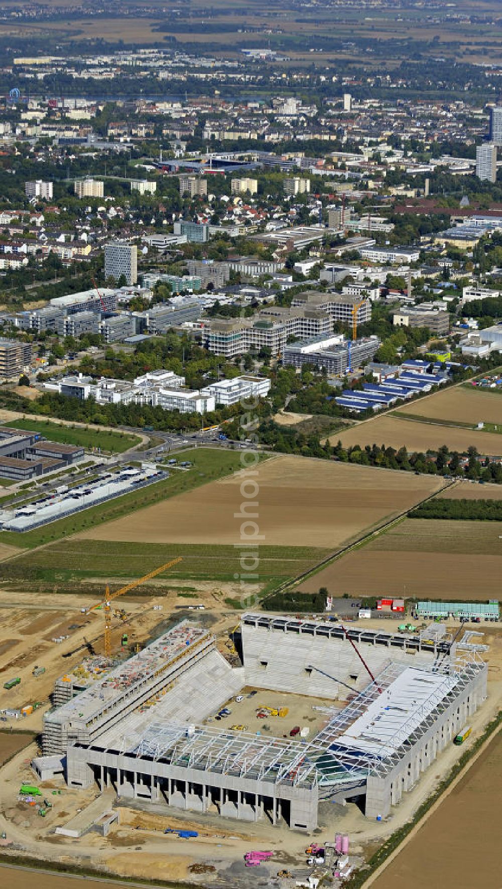 Aerial image Mainz - Blick auf den Neubau der Coface Arena im Stadtteil Bretzenheim. Das neue Stadion des Fußballklubs FSV Mainz 05 soll 33.500 Plätze bieten und zu Beginn des Jahres 2011 fertiggestellt werden. Bauherr und Eigentümer ist die Grundstücksverwaltungsgesellschaft (GVG) der Stadt Mainz. Ausführende Baufirma ist die BAM Deutschland AG. View of the new Coface Arena in the district Bretzenheim. The new stadium of the football club FSV Mainz 05 will provide 33,500 seats and will be completed at the beginning of 2011. Builder and owner of the property is the real estate management society of the city of Mainz (GVG).