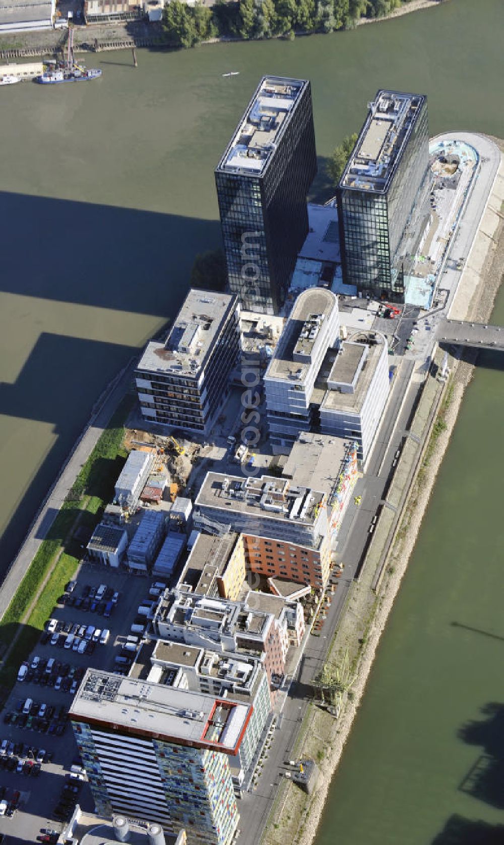 Aerial image Düsseldorf - Sicht auf das Colorium (unten im Bild) und die Zwillingstürme an der Spitze der Speditionsstraße im Medienhafen. View to the Colorium and to the Twin Towers at the end of the road.