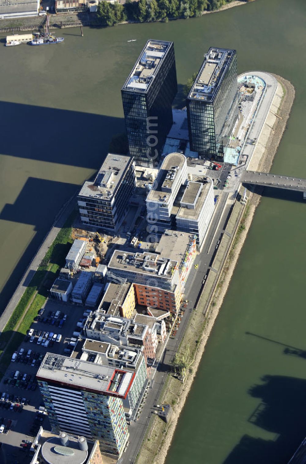 Aerial photograph Düsseldorf - Sicht auf das Colorium (unten im Bild) und die Zwillingstürme an der Spitze der Speditionsstraße im Medienhafen. View to the Colorium and to the Twin Towers at the end of the road.