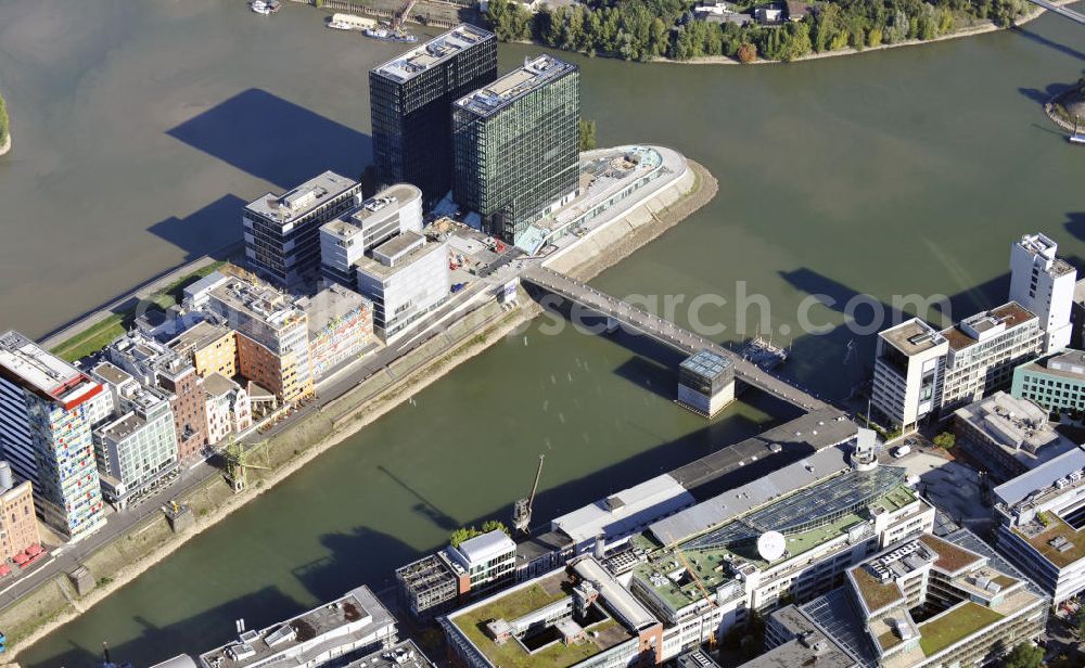 Düsseldorf from above - Sicht auf das Colorium und die Zwillingstürme an der Spitze der Speditionsstraße im Medienhafen. View to the Colorium and to the Twin Towers in the MediaHafen.