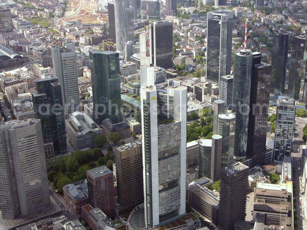 Aerial photograph Frankfurt - Main / Hessen - Blick auf die Zentrale der Commerz Bank. Schräg hinter der Commerz Bank ist das Gebäude der EZB (Europäische Zentralbank) zu sehen.