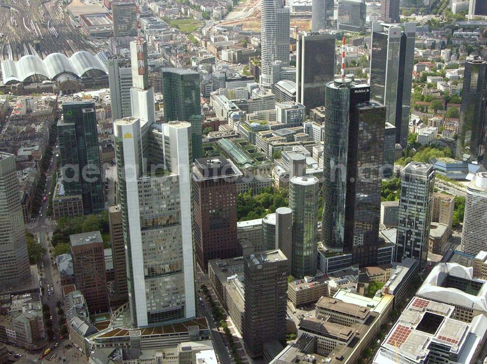 Frankfurt - Main / Hessen from above - Blick auf die Zentrale der Commerz Bank. Schräg hinter der Commerz Bank ist das Gebäude der EZB (Europäische Zentralbank) zu sehen.