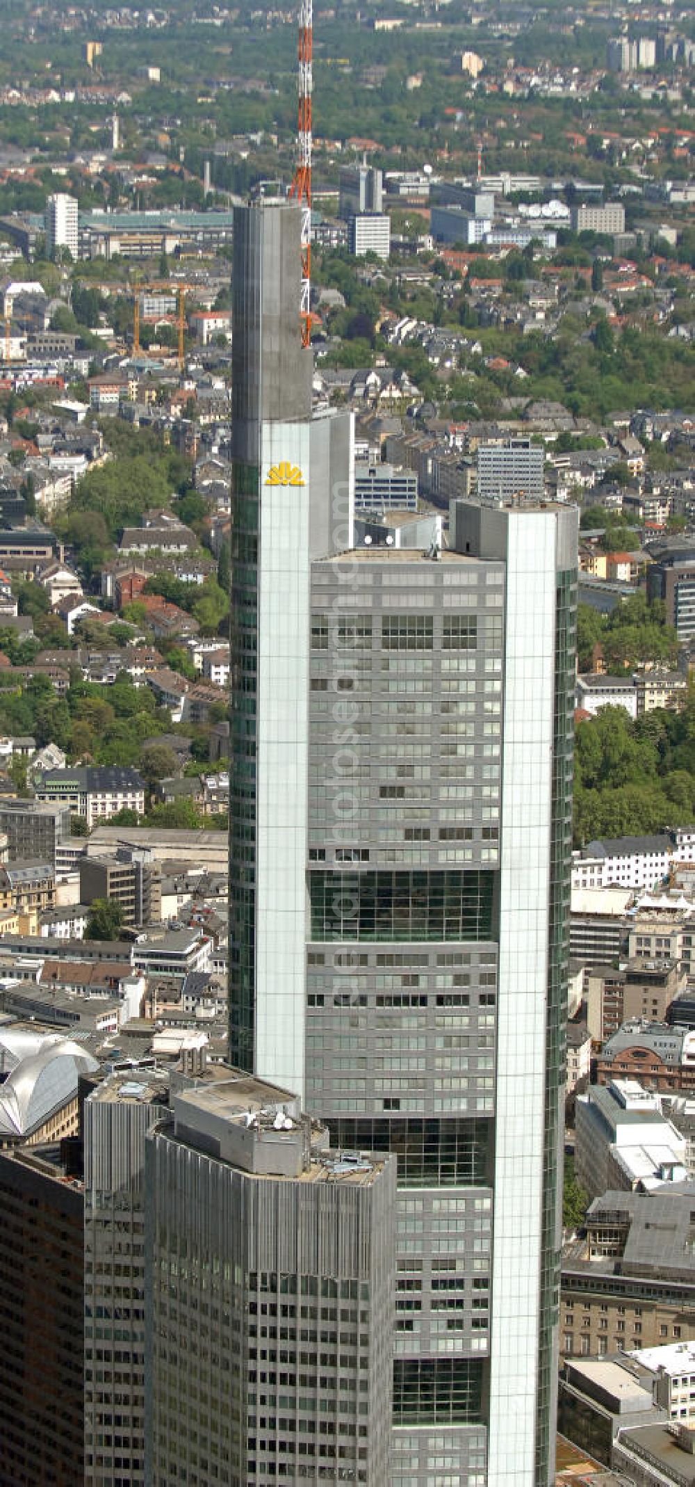 Aerial photograph Frankfurt am Main - Blick auf den Commerzbank Tower mit 259 m Höhe. Von 1997 bis 2003 war die von Norman Foster entworfene Commerzbank-Zentrale das höchste Gebäude Europas. View of the Commerzbank Tower with a height of 259 m. From 1997 to 2003 the Commerzbank headquarters, designed by Norman Foster, was the tallest building in Europe.