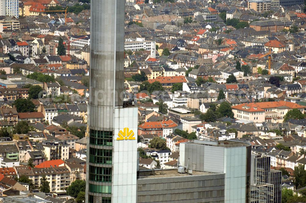 Frankfurt am Main from above - Blick auf den Commerzbank Tower, er ist ein bekannter Wolkenkratzer in der Innenstadt von Frankfurt am Main. Mit einer strukturellen Höhe von 259 Metern (inklusive Antenne sogar annähernd 300 Meter) übertraf das Gebäude bei seiner Fertigstellung 1997 den 257 Meter hohen Frankfurter Messeturm und löste diesen damit als höchstes Gebäude Europas ab. Aus einem Ideenwettbewerb, der im Juni 1991 entschieden wurde, entstand auf 111 Großbohrpfählen, die bis zu 48,5 m tief reichen, ein 65-stöckiger Bau (45 Büroetagen) mit einer Bruttogeschossfläche von 120.000 m² und einem Bruttorauminhalt von 538.000 m³ durch den Generalunternehmer HOCHTIEF. Das Gebäude ist etwa 200.000 Tonnen schwer und beinhaltet 18.800 Tonnen Stahl. Der Entwurf für das Hochhaus stammt vom englischen Architekten Sir Norman Foster.