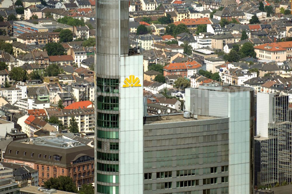 Frankfurt am Main from the bird's eye view: Blick auf den Commerzbank Tower, er ist ein bekannter Wolkenkratzer in der Innenstadt von Frankfurt am Main. Mit einer strukturellen Höhe von 259 Metern (inklusive Antenne sogar annähernd 300 Meter) übertraf das Gebäude bei seiner Fertigstellung 1997 den 257 Meter hohen Frankfurter Messeturm und löste diesen damit als höchstes Gebäude Europas ab. Aus einem Ideenwettbewerb, der im Juni 1991 entschieden wurde, entstand auf 111 Großbohrpfählen, die bis zu 48,5 m tief reichen, ein 65-stöckiger Bau (45 Büroetagen) mit einer Bruttogeschossfläche von 120.000 m² und einem Bruttorauminhalt von 538.000 m³ durch den Generalunternehmer HOCHTIEF. Das Gebäude ist etwa 200.000 Tonnen schwer und beinhaltet 18.800 Tonnen Stahl. Der Entwurf für das Hochhaus stammt vom englischen Architekten Sir Norman Foster.