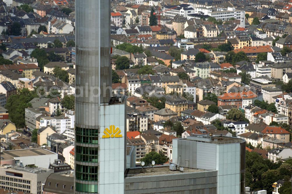 Aerial image Frankfurt am Main - Blick auf den Commerzbank Tower, er ist ein bekannter Wolkenkratzer in der Innenstadt von Frankfurt am Main. Mit einer strukturellen Höhe von 259 Metern (inklusive Antenne sogar annähernd 300 Meter) übertraf das Gebäude bei seiner Fertigstellung 1997 den 257 Meter hohen Frankfurter Messeturm und löste diesen damit als höchstes Gebäude Europas ab. Aus einem Ideenwettbewerb, der im Juni 1991 entschieden wurde, entstand auf 111 Großbohrpfählen, die bis zu 48,5 m tief reichen, ein 65-stöckiger Bau (45 Büroetagen) mit einer Bruttogeschossfläche von 120.000 m² und einem Bruttorauminhalt von 538.000 m³ durch den Generalunternehmer HOCHTIEF. Das Gebäude ist etwa 200.000 Tonnen schwer und beinhaltet 18.800 Tonnen Stahl. Der Entwurf für das Hochhaus stammt vom englischen Architekten Sir Norman Foster.