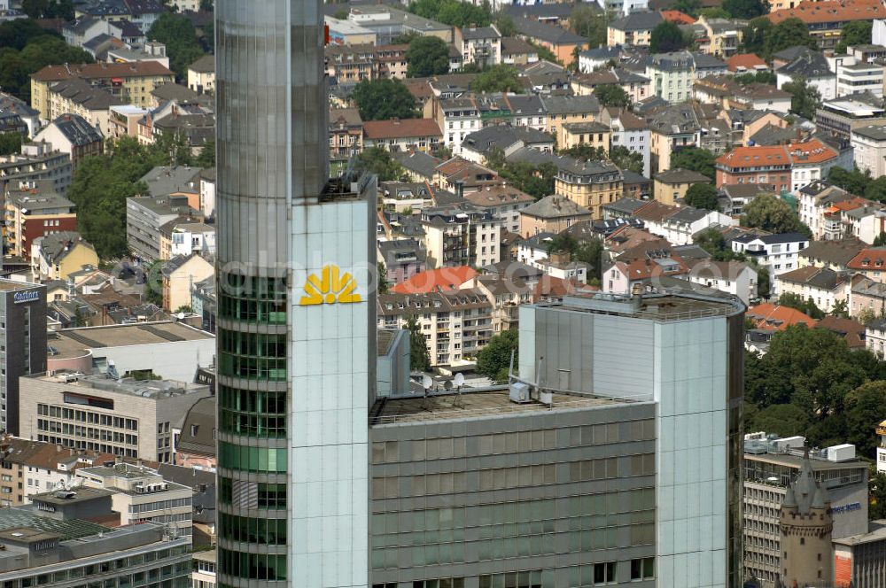 Aerial photograph Frankfurt am Main - Blick auf den Commerzbank Tower, er ist ein bekannter Wolkenkratzer in der Innenstadt von Frankfurt am Main. Mit einer strukturellen Höhe von 259 Metern (inklusive Antenne sogar annähernd 300 Meter) übertraf das Gebäude bei seiner Fertigstellung 1997 den 257 Meter hohen Frankfurter Messeturm und löste diesen damit als höchstes Gebäude Europas ab. Aus einem Ideenwettbewerb, der im Juni 1991 entschieden wurde, entstand auf 111 Großbohrpfählen, die bis zu 48,5 m tief reichen, ein 65-stöckiger Bau (45 Büroetagen) mit einer Bruttogeschossfläche von 120.000 m² und einem Bruttorauminhalt von 538.000 m³ durch den Generalunternehmer HOCHTIEF. Das Gebäude ist etwa 200.000 Tonnen schwer und beinhaltet 18.800 Tonnen Stahl. Der Entwurf für das Hochhaus stammt vom englischen Architekten Sir Norman Foster.