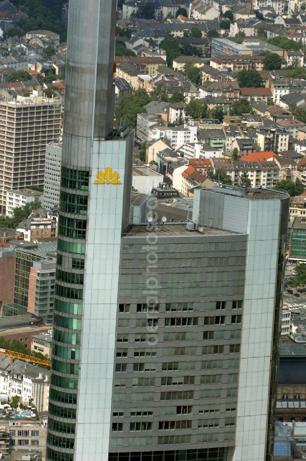 Frankfurt am Main from above - Blick auf den Commerzbank Tower, er ist ein bekannter Wolkenkratzer in der Innenstadt von Frankfurt am Main. Mit einer strukturellen Höhe von 259 Metern (inklusive Antenne sogar annähernd 300 Meter) übertraf das Gebäude bei seiner Fertigstellung 1997 den 257 Meter hohen Frankfurter Messeturm und löste diesen damit als höchstes Gebäude Europas ab. Aus einem Ideenwettbewerb, der im Juni 1991 entschieden wurde, entstand auf 111 Großbohrpfählen, die bis zu 48,5 m tief reichen, ein 65-stöckiger Bau (45 Büroetagen) mit einer Bruttogeschossfläche von 120.000 m² und einem Bruttorauminhalt von 538.000 m³ durch den Generalunternehmer HOCHTIEF. Das Gebäude ist etwa 200.000 Tonnen schwer und beinhaltet 18.800 Tonnen Stahl. Der Entwurf für das Hochhaus stammt vom englischen Architekten Sir Norman Foster.