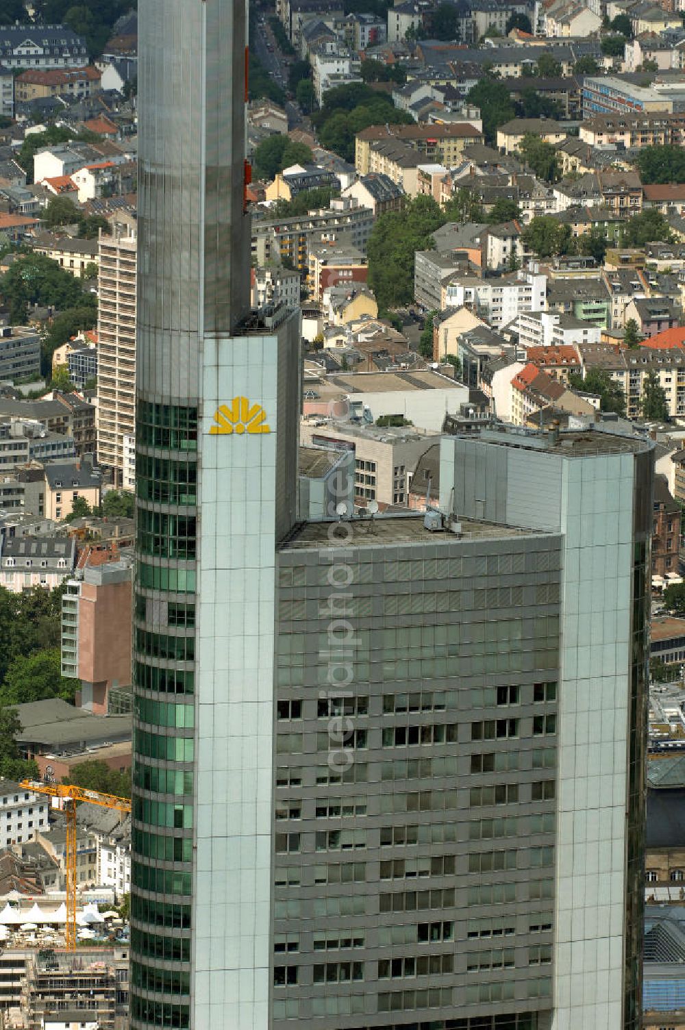 Frankfurt am Main from the bird's eye view: Blick auf den Commerzbank Tower, er ist ein bekannter Wolkenkratzer in der Innenstadt von Frankfurt am Main. Mit einer strukturellen Höhe von 259 Metern (inklusive Antenne sogar annähernd 300 Meter) übertraf das Gebäude bei seiner Fertigstellung 1997 den 257 Meter hohen Frankfurter Messeturm und löste diesen damit als höchstes Gebäude Europas ab. Aus einem Ideenwettbewerb, der im Juni 1991 entschieden wurde, entstand auf 111 Großbohrpfählen, die bis zu 48,5 m tief reichen, ein 65-stöckiger Bau (45 Büroetagen) mit einer Bruttogeschossfläche von 120.000 m² und einem Bruttorauminhalt von 538.000 m³ durch den Generalunternehmer HOCHTIEF. Das Gebäude ist etwa 200.000 Tonnen schwer und beinhaltet 18.800 Tonnen Stahl. Der Entwurf für das Hochhaus stammt vom englischen Architekten Sir Norman Foster.