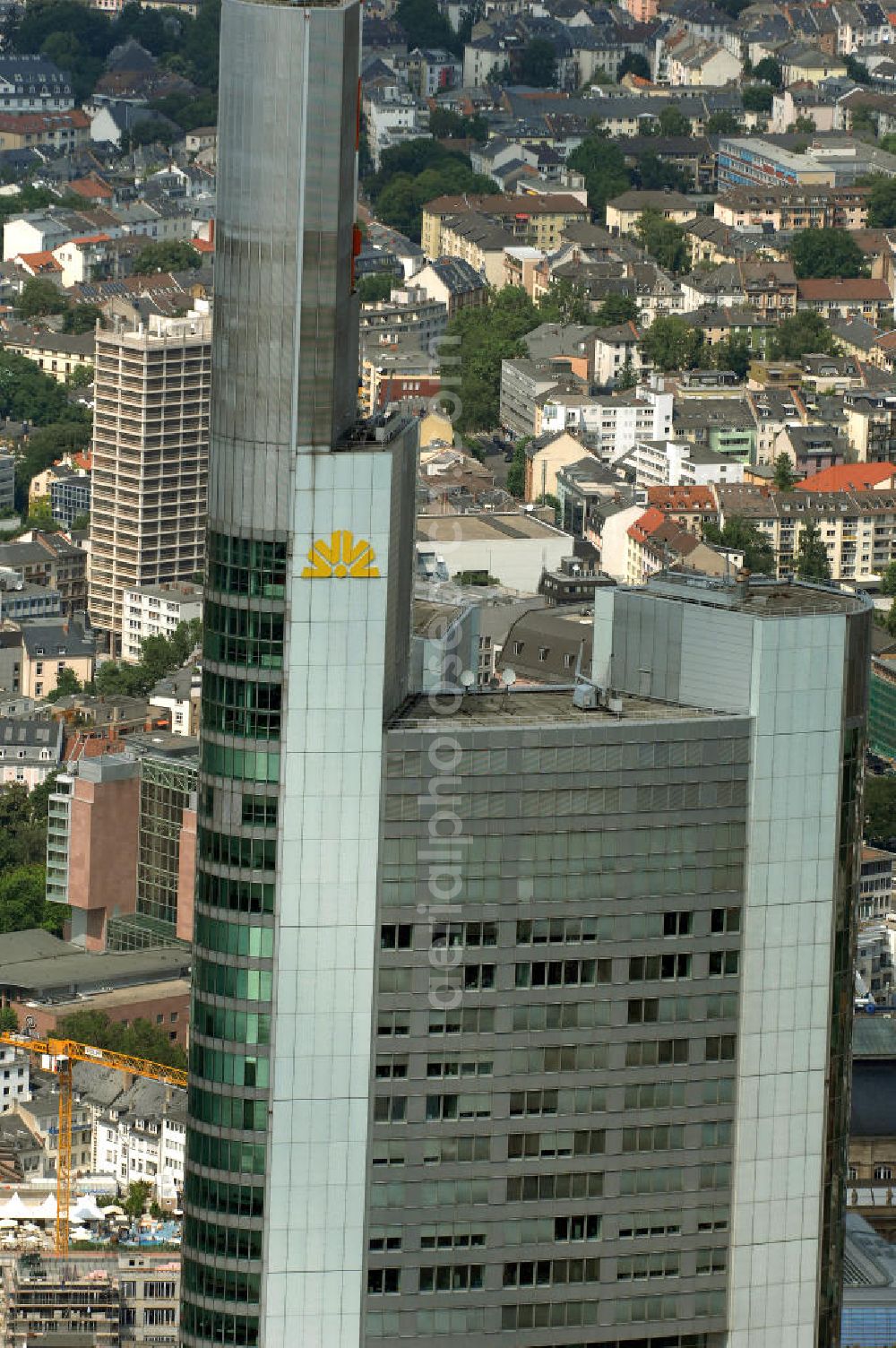 Aerial image Frankfurt am Main - Blick auf den Commerzbank Tower, er ist ein bekannter Wolkenkratzer in der Innenstadt von Frankfurt am Main. Mit einer strukturellen Höhe von 259 Metern (inklusive Antenne sogar annähernd 300 Meter) übertraf das Gebäude bei seiner Fertigstellung 1997 den 257 Meter hohen Frankfurter Messeturm und löste diesen damit als höchstes Gebäude Europas ab. Aus einem Ideenwettbewerb, der im Juni 1991 entschieden wurde, entstand auf 111 Großbohrpfählen, die bis zu 48,5 m tief reichen, ein 65-stöckiger Bau (45 Büroetagen) mit einer Bruttogeschossfläche von 120.000 m² und einem Bruttorauminhalt von 538.000 m³ durch den Generalunternehmer HOCHTIEF. Das Gebäude ist etwa 200.000 Tonnen schwer und beinhaltet 18.800 Tonnen Stahl. Der Entwurf für das Hochhaus stammt vom englischen Architekten Sir Norman Foster.