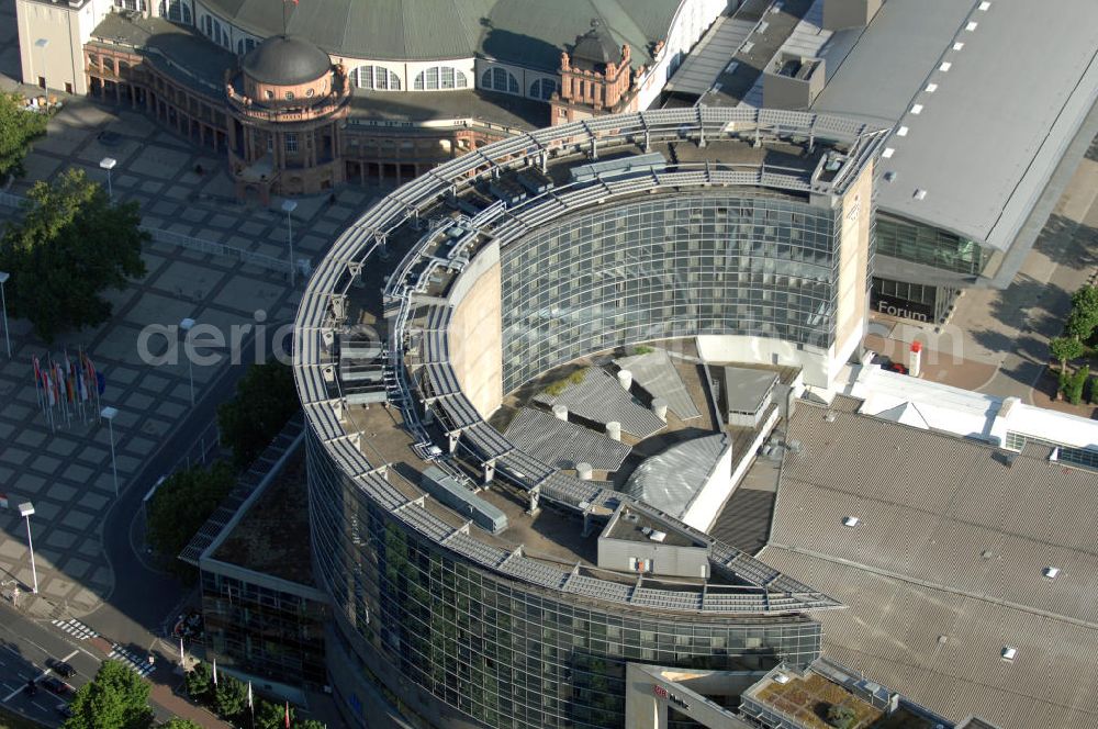 Frankfurt am Main from above - Congress Center und gleichzeitig das Maritim Hotel Frankfurt auf dem Messe- und Ausstellungsgelände Frankfurt auf der Friedrich-Ebert-Anlage 1. Ansprechpartner: Dr. Jens Schreiber Tel.: 69 75 75-66 22 - Telefax +49 69 75 75-68 44 press@messefrankfurt.com