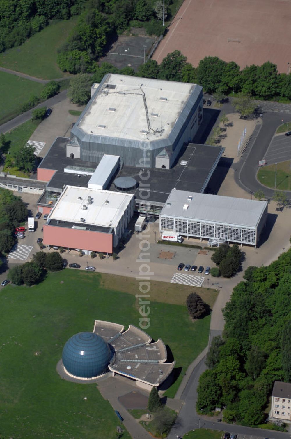 WOLFSBURG from above - Blick auf den CongressPark in Wolfsburg an der Heinrich-Heine-Strasse in 38440 Wolfsburg. Tel.: 05361 260140, congresspark@stadt.wolfsburg.de