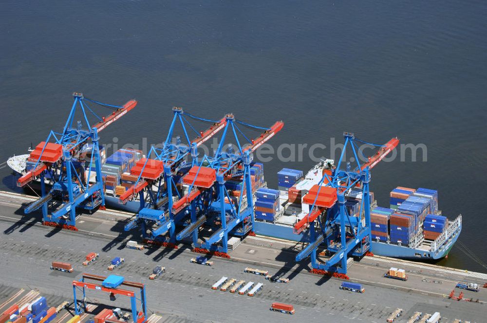 Hamburg from above - Blick auf den Containerbahnhof des HHLA Container Terminal Altenwerder mit Bahnkran 1-4 am Kombi-Transeuropa Terminal Hamburg (KTH). Ein Schiff wird mit Containern beladen. Kontakt: HHLA Container-Terminal Altenwerder GmbH, Am Ballinkai 1, 21129 Hamburg, Tel. +49(0)40 53309 0; Kontakt HHLA-Pressestelle, Tel. +49(0)40 3088 3521, Fax +49(0)40 3088 3396, email: pressestelle@hhla.de