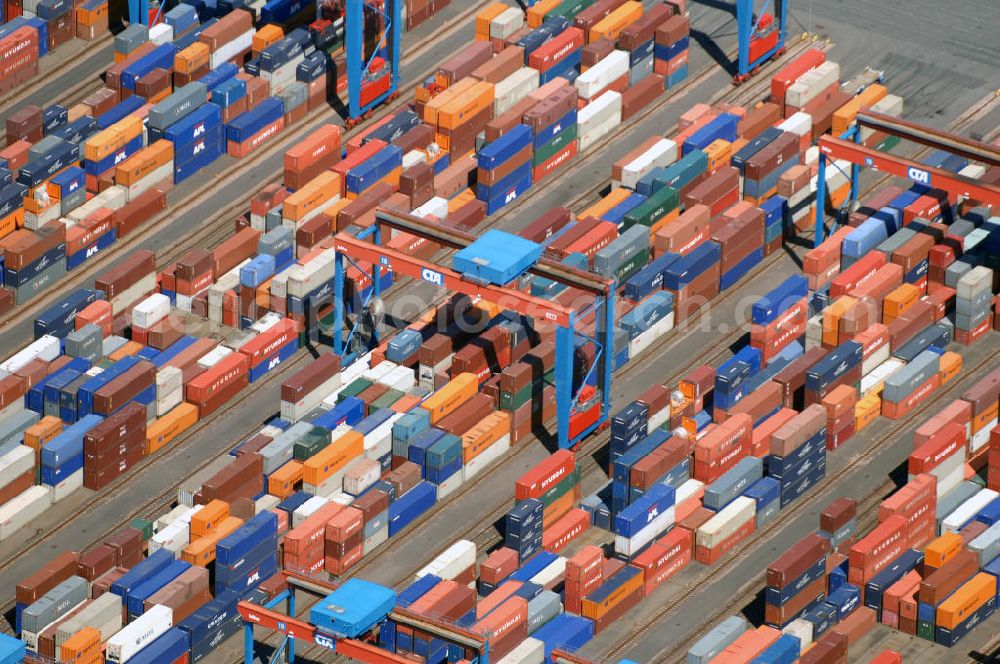 Aerial image Hamburg - Blick auf den Lagerplatz des HHLA Container Terminal Altenwerder am Kombi-Transeuropa Terminal Hamburg (KTH). Der Transport zum Bahnkran am Containerbahnhof erfolgt autonom gesteuert bzw. vollautomatisch mit führerlosen Fahrzeugen. Kontakt: HHLA Container-Terminal Altenwerder GmbH, Am Ballinkai 1, 21129 Hamburg, Tel. +49(0)40 53309 0; Kontakt HHLA-Pressestelle, Tel. +49(0)40 3088 3521, Fax +49(0)40 3088 3396, email: pressestelle@hhla.de