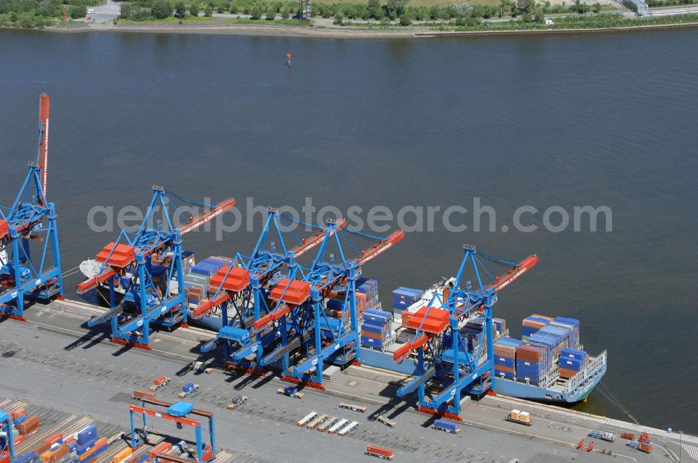 Aerial photograph Hamburg - Blick auf den Containerbahnhof des HHLA Container Terminal Altenwerder mit Bahnkran 1-4 am Kombi-Transeuropa Terminal Hamburg (KTH). Ein Schiff wird mit Containern beladen. Kontakt: HHLA Container-Terminal Altenwerder GmbH, Am Ballinkai 1, 21129 Hamburg, Tel. +49(0)40 53309 0; Kontakt HHLA-Pressestelle, Tel. +49(0)40 3088 3521, Fax +49(0)40 3088 3396, email: pressestelle@hhla.de