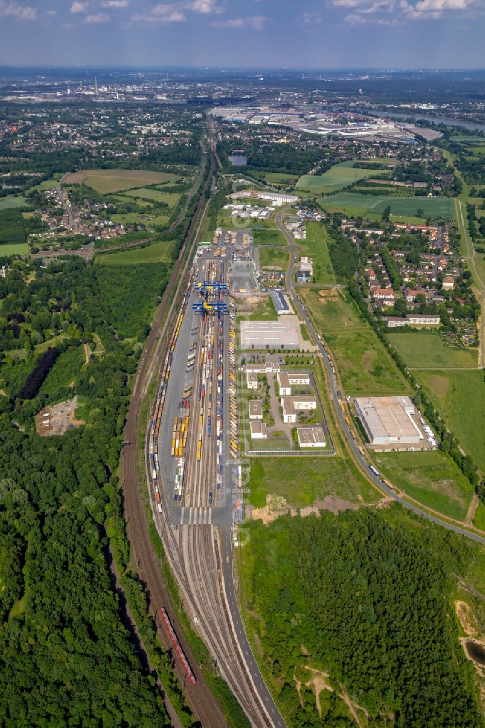 Duisburg from the bird's eye view: Container terminal center in the district Hohenbudberg in Duisburg in the state North Rhine-Westphalia, Germany