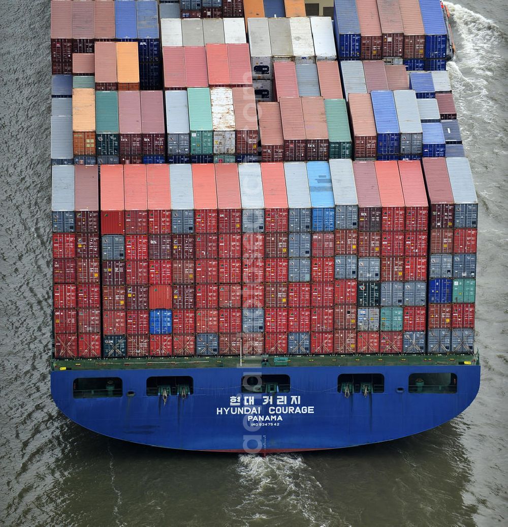 Aerial image BRUNSBÜTTEL - Blick auf den von der koreanischen Reederei Hyundai Merchant Marine (HMM) gebauten Containerriese „ HYUNDAI Courage auf der Elbe. Der auf der koreanischen Werft Hyundai Heavy Industries gebaute Containerriese ist 339 m lang, 45,60 m breit und verfügt über eine Stellplatzkapazität von knapp 8566 TEU (20-Fuß-Standardcontainer). Der maximale Tiefgang der „Hyundai Courage beträgt 14,50 m. View of the Korean from the shipping company Hyundai Merchant Marine (HMM) built container giant HYUNDAI Courage on the Elbe.