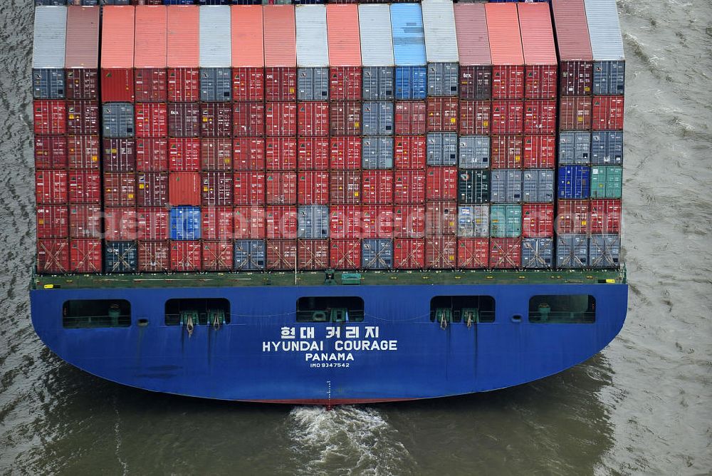 BRUNSBÜTTEL from the bird's eye view: Blick auf den von der koreanischen Reederei Hyundai Merchant Marine (HMM) gebauten Containerriese „ HYUNDAI Courage auf der Elbe. Der auf der koreanischen Werft Hyundai Heavy Industries gebaute Containerriese ist 339 m lang, 45,60 m breit und verfügt über eine Stellplatzkapazität von knapp 8566 TEU (20-Fuß-Standardcontainer). Der maximale Tiefgang der „Hyundai Courage beträgt 14,50 m. View of the Korean from the shipping company Hyundai Merchant Marine (HMM) built container giant HYUNDAI Courage on the Elbe.