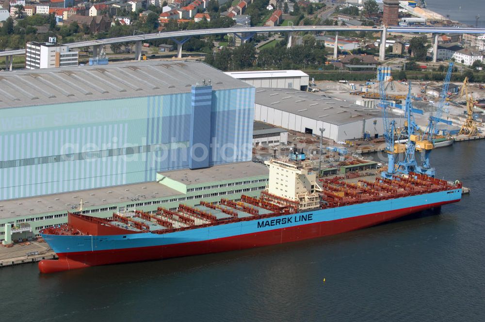 STRALSUND from the bird's eye view: Blick auf die Volkswerft / Werft Stralsund. Die Volkswerft ist in der Lage, standardisierte oder hoch angepasste Spezialschiffe zu entwickeln und zu bauen. Die Volkswerft bietet eine breite Palette von Containerschiffen bis zur Panmax-Größe mit einer Container-Kapazität bis 4000 TEU. Kontakt: An der Werft 5, 18439 Stralsund, Tel. 03831 660, Fax 03831 663202, E-Mail: info@volkswerft.de,