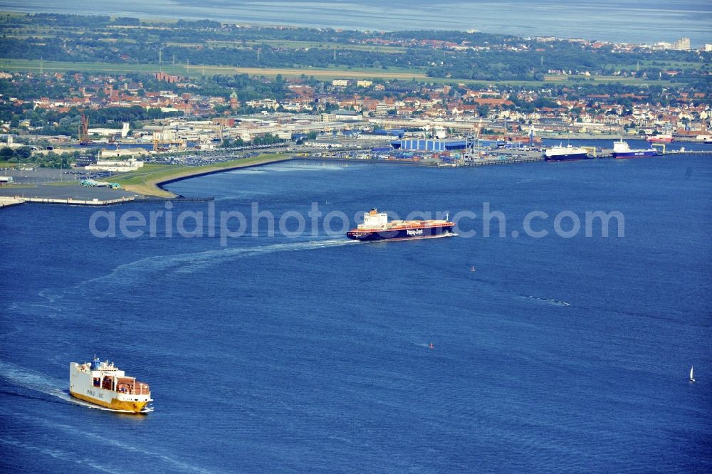 Aerial photograph Cuxhaven - Containerships of Hapag-Lloyd and Grimaldi Lines near the North Sea coast and the Amerikahafen by Cuxhaven in the state Lower Saxony