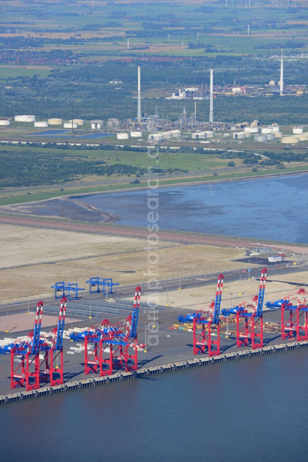 Wilhelmshaven from the bird's eye view: Container Terminal in the port of the international port of Jade Weser Port ( JWP ) on the North Sea in Wilhelmshaven in the state Lower Saxony, Germany