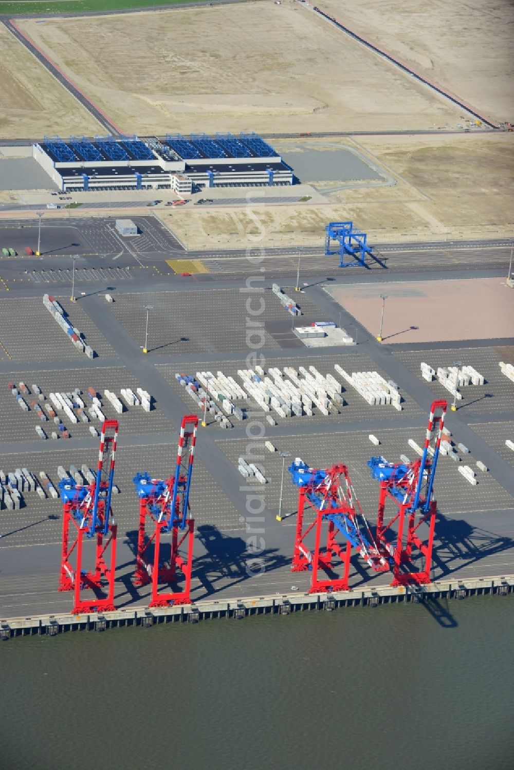 Aerial image Wilhelmshaven - Container Terminal in the port of the international port of Jade Weser Port ( JWP ) on the North Sea in Wilhelmshaven in the state Lower Saxony, Germany