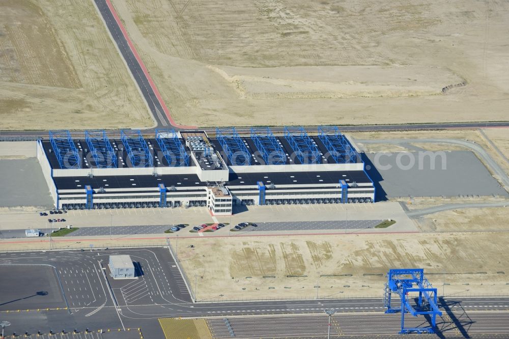 Wilhelmshaven from above - Container Terminal in the port of the international port of Jade Weser Port ( JWP ) on the North Sea in Wilhelmshaven in the state Lower Saxony, Germany