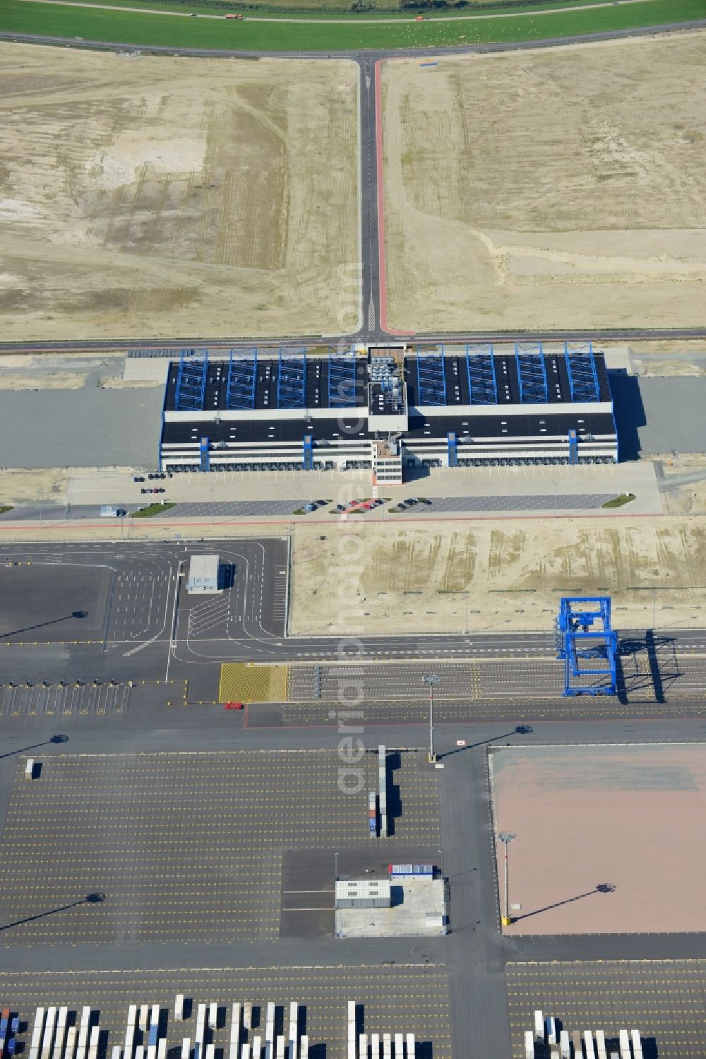 Wilhelmshaven from the bird's eye view: Container Terminal in the port of the international port of Jade Weser Port ( JWP ) on the North Sea in Wilhelmshaven in the state Lower Saxony, Germany