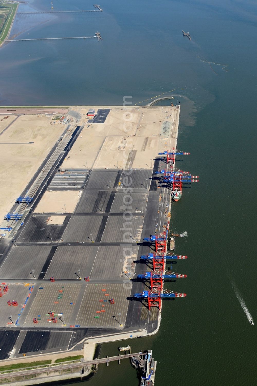 Aerial photograph Wilhelmshaven - Container Terminal in the port of the international port of Jade Weser Port ( JWP ) on the North Sea in Wilhelmshaven in the state Lower Saxony, Germany