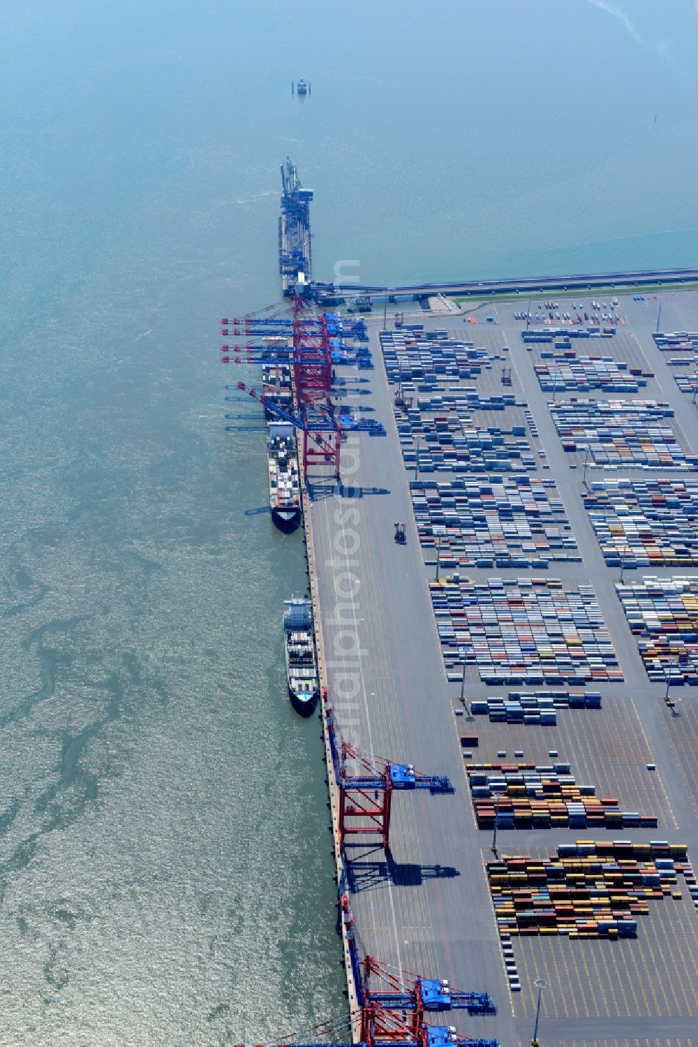 Aerial image Wilhelmshaven - Container Terminal in the port of the international port of Jade Weser Port ( JWP ) on the North Sea in Wilhelmshaven in the state Lower Saxony, Germany