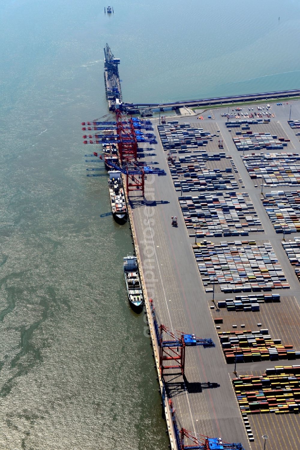 Aerial photograph Wilhelmshaven - Container Terminal in the port of the international port of Jade Weser Port ( JWP ) on the North Sea in Wilhelmshaven in the state Lower Saxony, Germany