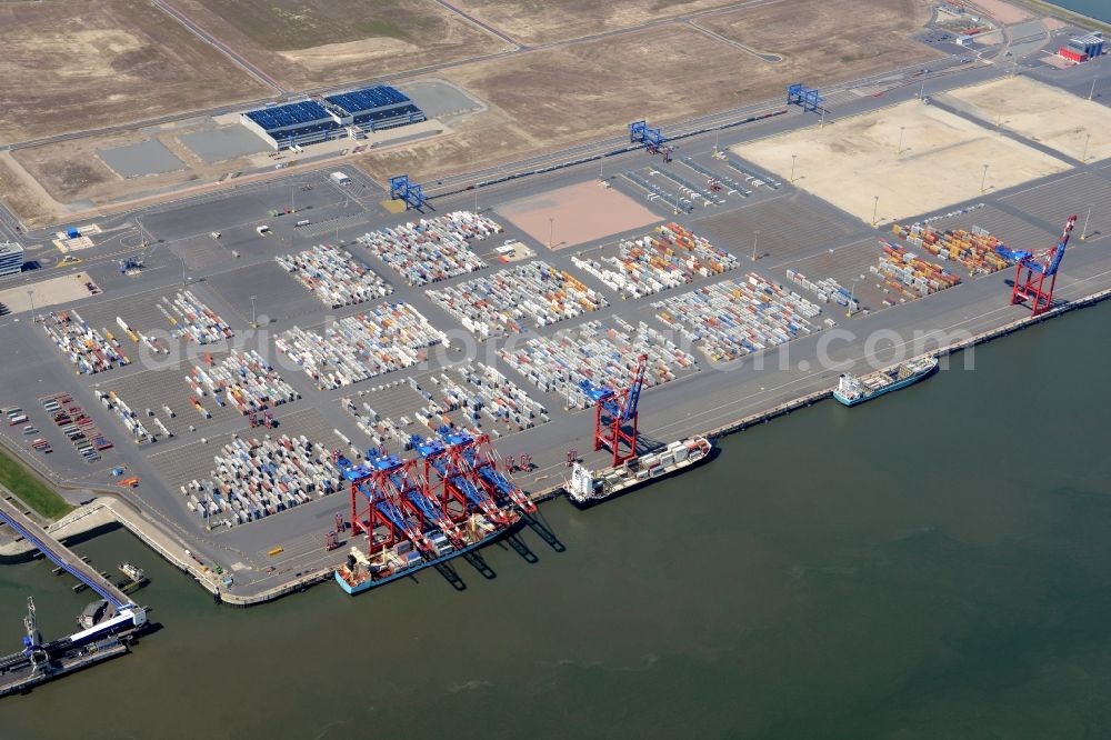 Wilhelmshaven from the bird's eye view: Container Terminal in the port of the international port of Jade Weser Port ( JWP ) on the North Sea in Wilhelmshaven in the state Lower Saxony, Germany