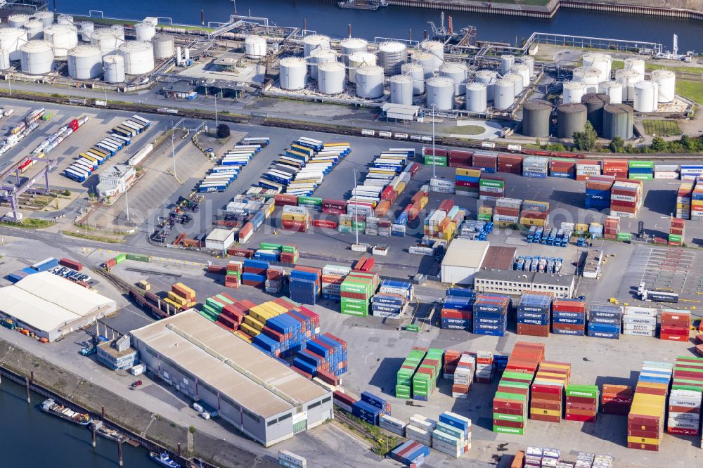 Aerial image Duisburg - Container terminal in the container port of the inland port DeCeTe Duisburger Container Terminal GmbH on Alte Ruhrorter Strasse in the district of Homberg-Ruhrort-Baerl in Duisburg in the Ruhr area in the federal state of North Rhine-Westphalia, Germany