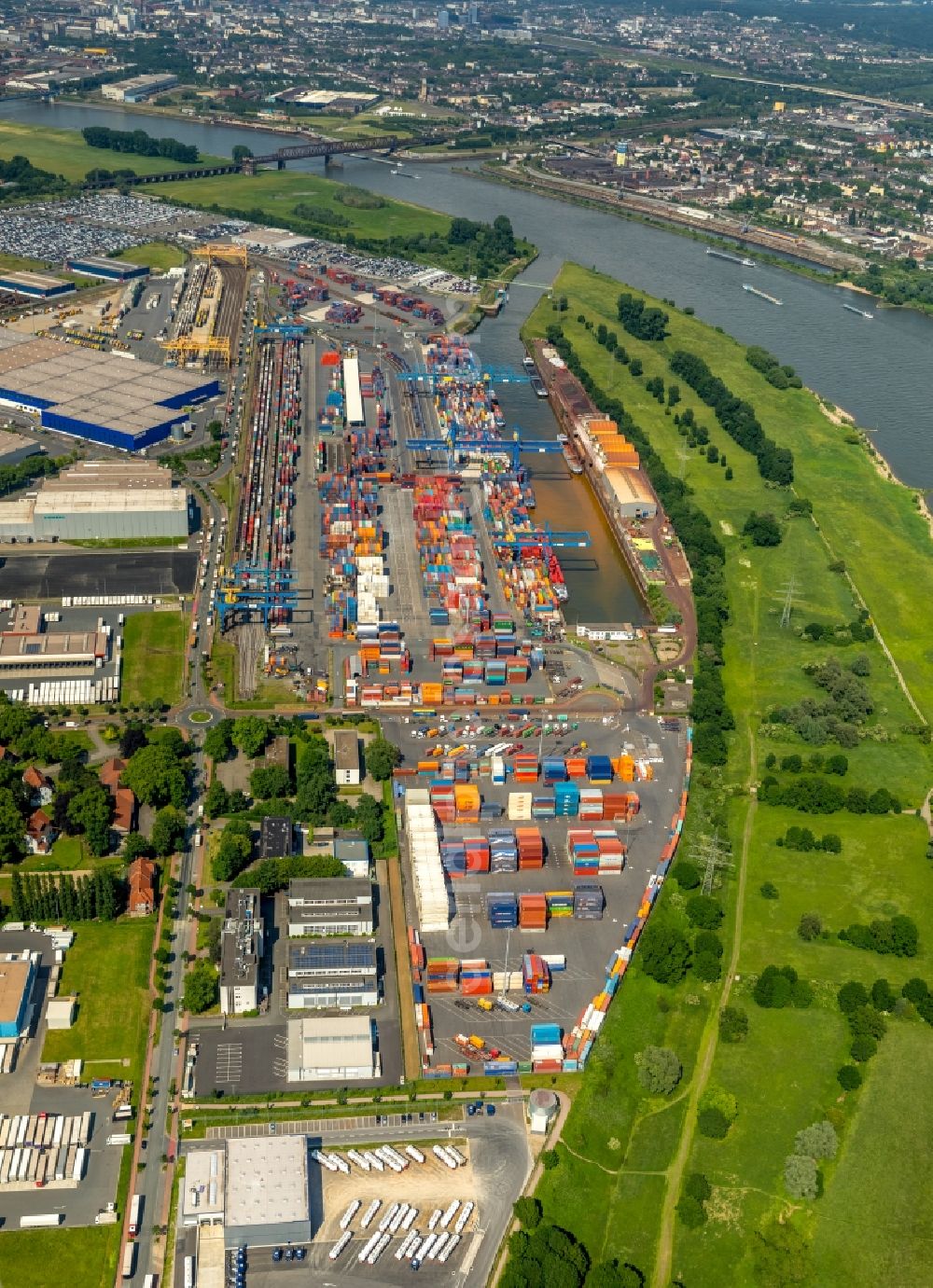 Duisburg from the bird's eye view: Container Terminal in the port of the inland port of DIT Duisburg Intermodal Terminal GmbH on Gaterweg in Duisburg in the state North Rhine-Westphalia