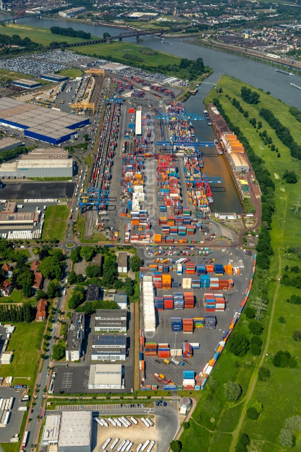 Aerial photograph Duisburg - Container Terminal in the port of the inland port of DIT Duisburg Intermodal Terminal GmbH on Gaterweg in Duisburg in the state North Rhine-Westphalia