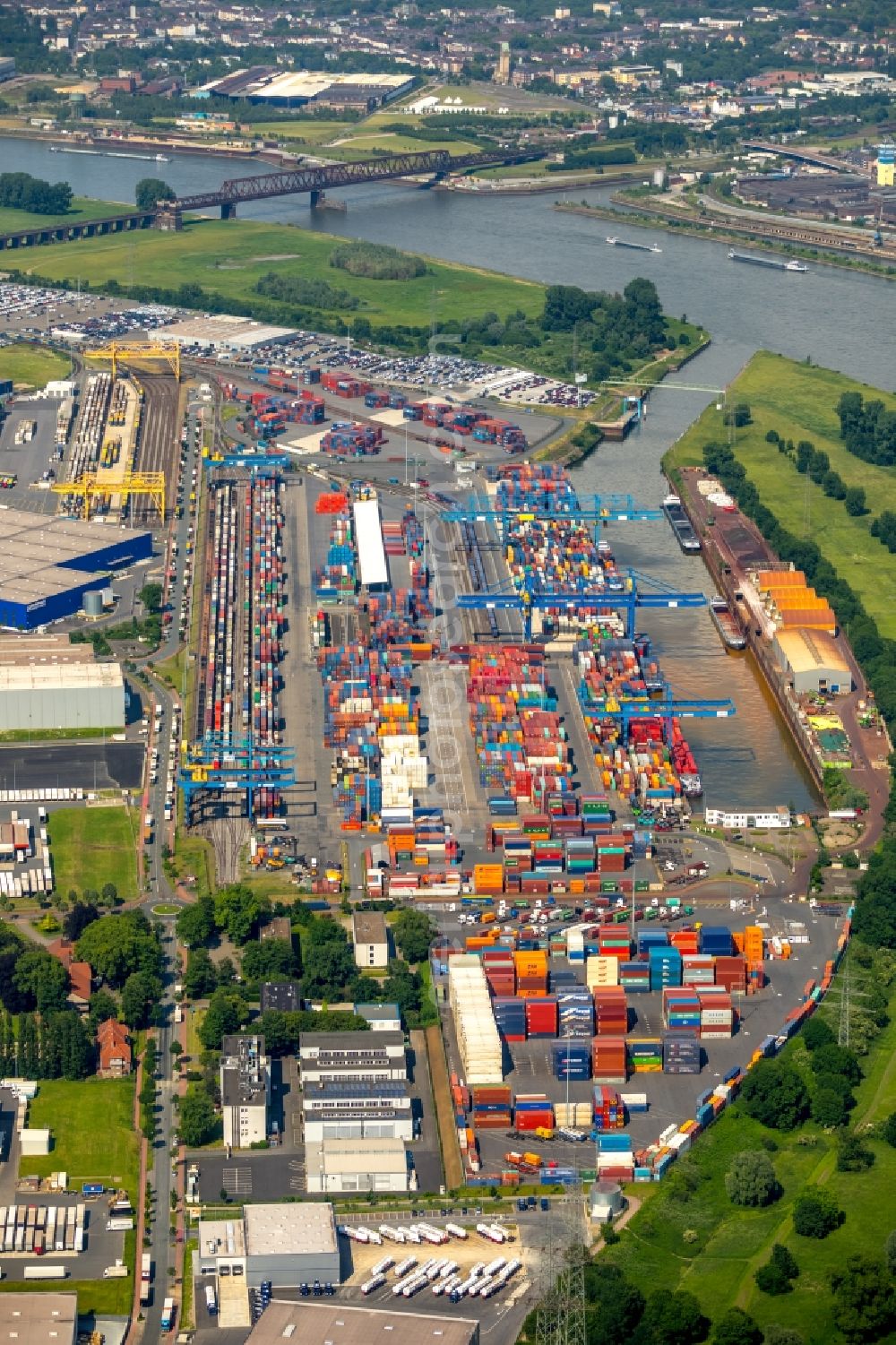 Aerial photograph Duisburg - Container Terminal in the port of the inland port of DIT Duisburg Intermodal Terminal GmbH on Gaterweg in Duisburg in the state North Rhine-Westphalia