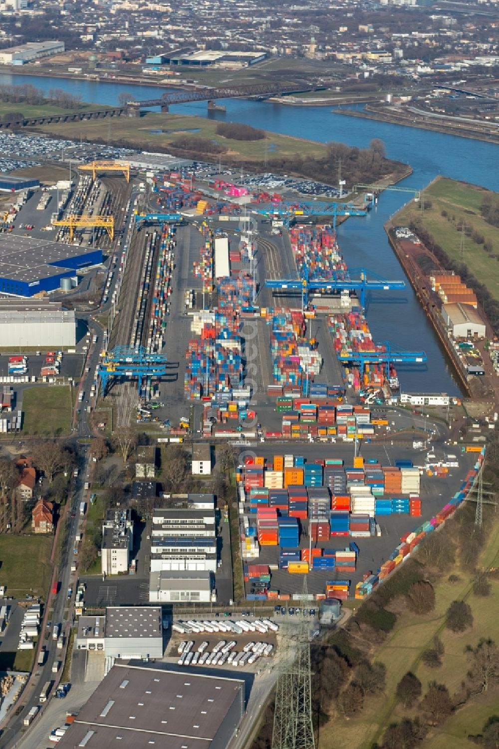 Duisburg from the bird's eye view: Container Terminal in the port of the inland port of DIT Duisburg Intermodal Terminal GmbH on Gaterweg in Duisburg in the state North Rhine-Westphalia