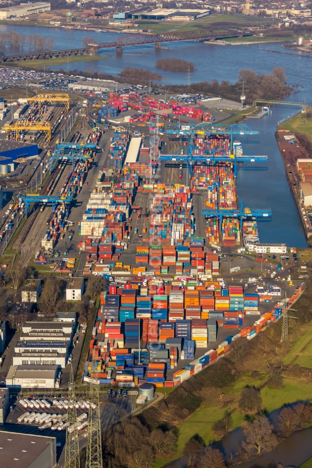 Aerial photograph Duisburg - Container Terminal in the port of the inland port of DIT Duisburg Intermodal Terminal GmbH on Gaterweg in Duisburg in the state North Rhine-Westphalia