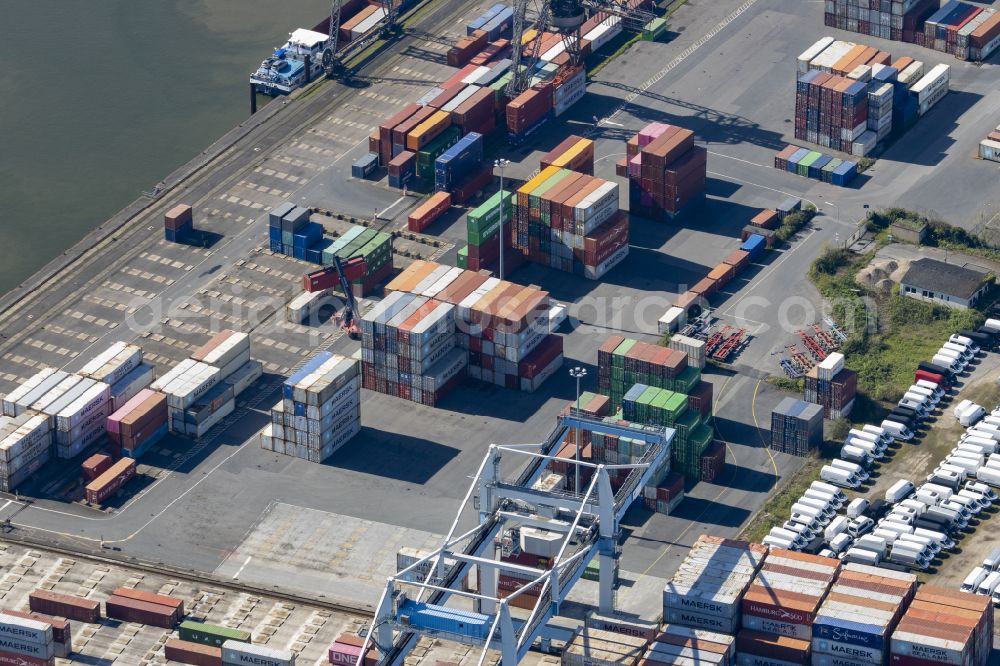 Aerial photograph Düsseldorf - Container Terminal in the port of the inland port Duesseldorfer Wirtschaftshafen with containers and factory buildings in Duesseldorf in the state North Rhine-Westphalia