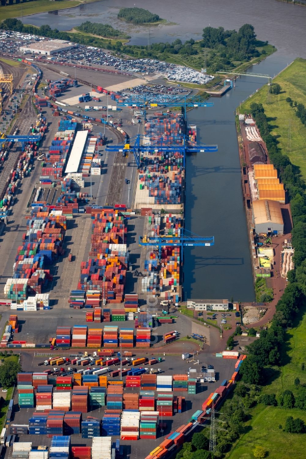 Aerial photograph Duisburg - Container Terminal in the port of the inland port Duisburg Intermodal Terminal (DIT) in Duisburg in the state North Rhine-Westphalia