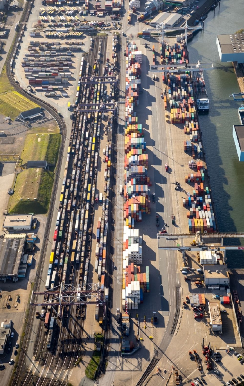 Aerial photograph Duisburg - Container Terminal in the port of the inland port on Hafenkanal in the district Ruhrort in Duisburg in the state North Rhine-Westphalia, Germany