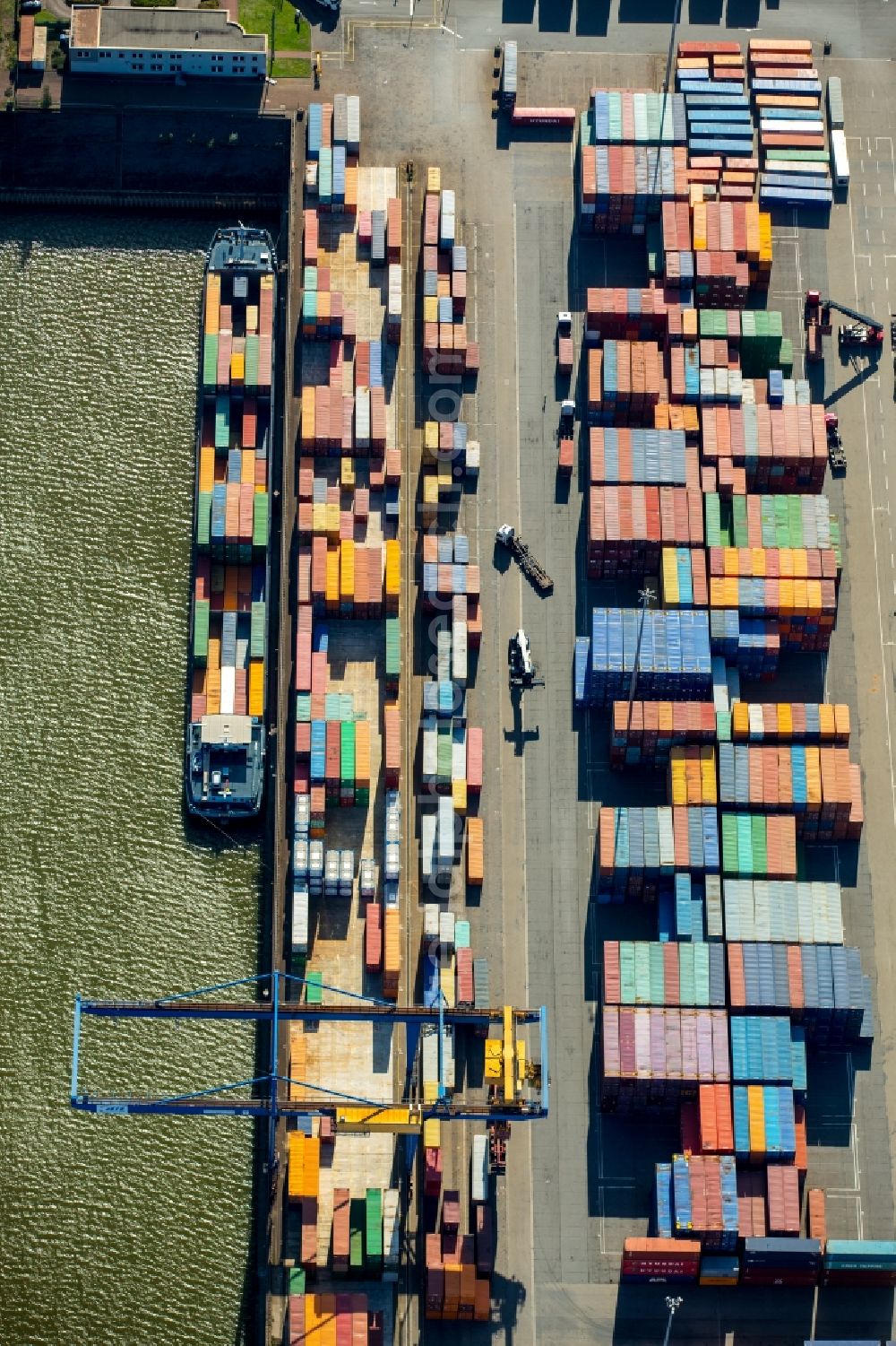 Duisburg from the bird's eye view: Container Terminal in the port of the inland port Logport I in Duisburg in the state North Rhine-Westphalia