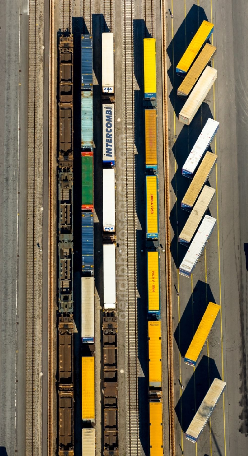 Duisburg from the bird's eye view: Container Terminal in the port of the inland port Logport III in Duisburg in the state North Rhine-Westphalia