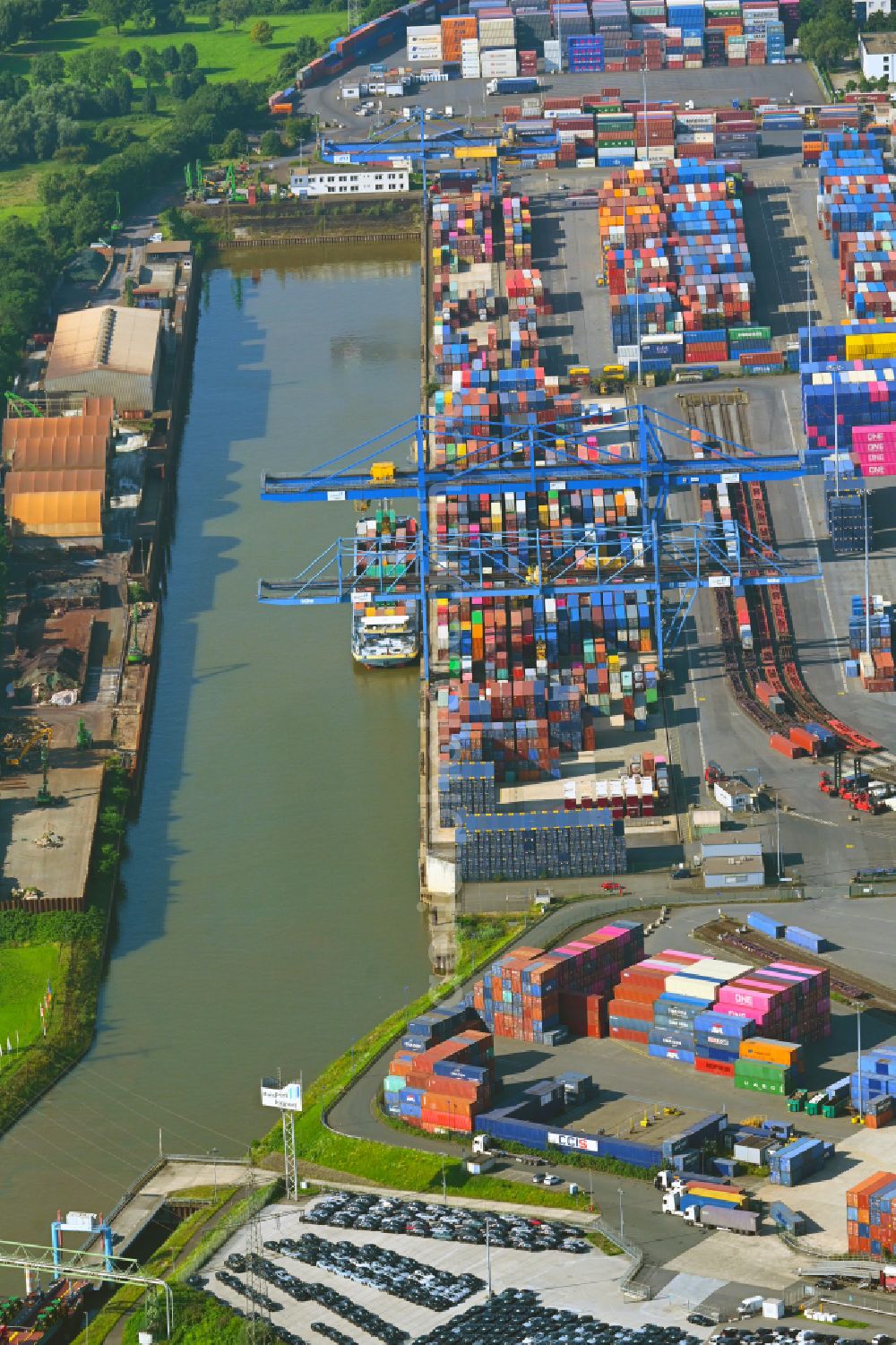 Duisburg from the bird's eye view: Of the container terminal in the container port of the inland port of the river Rhein during floods of DIT Duisburg Intermodal Terminal GmbH on Gaterweg in the district of Friemersheim in Duisburg in the state North Rhine-Westphalia, Germany