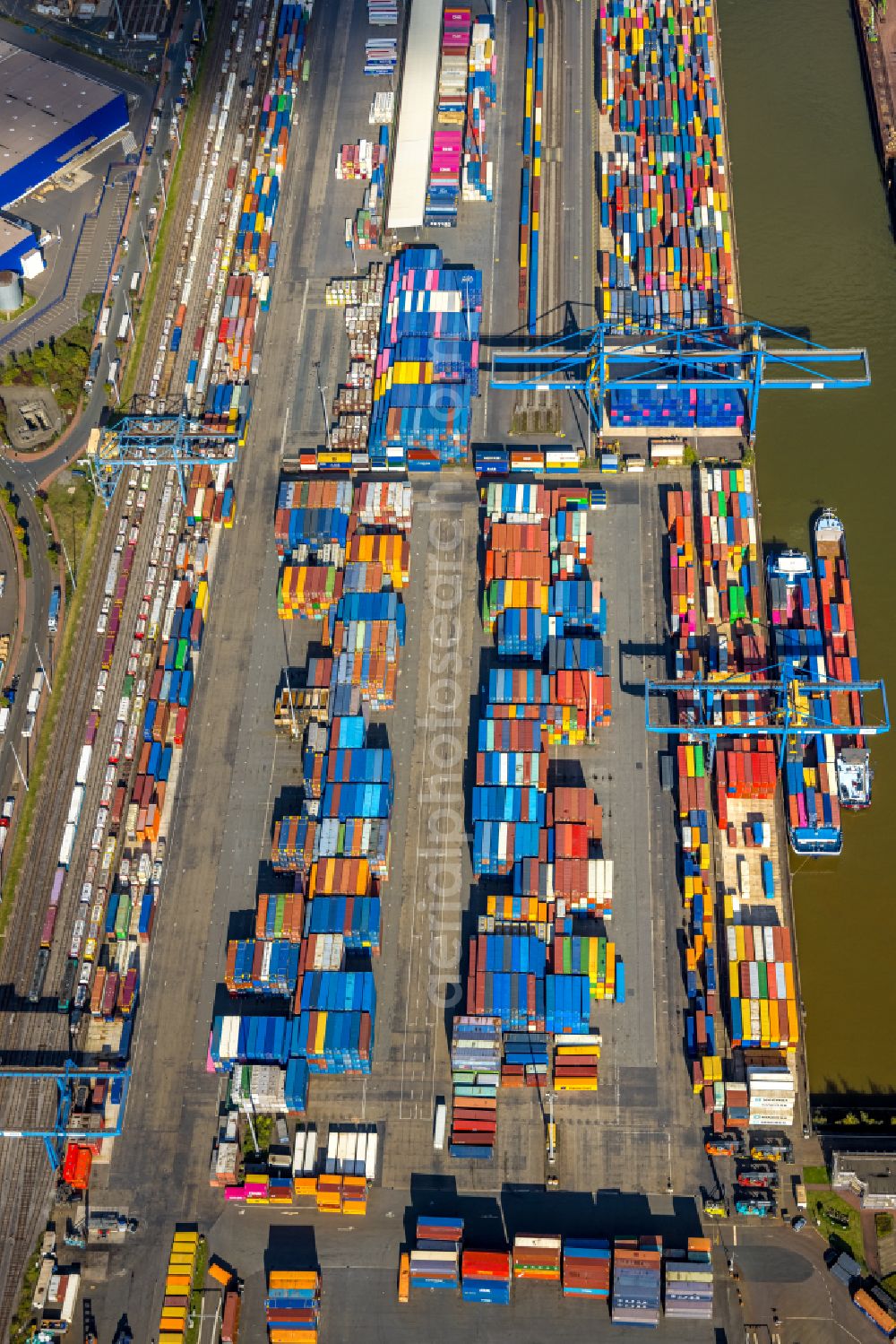 Duisburg from the bird's eye view: of the container terminal in the container port of the inland port of DIT Duisburg Intermodal Terminal GmbH on Gaterweg in the district of Friemersheim in Duisburg in the state North Rhine-Westphalia, Germany