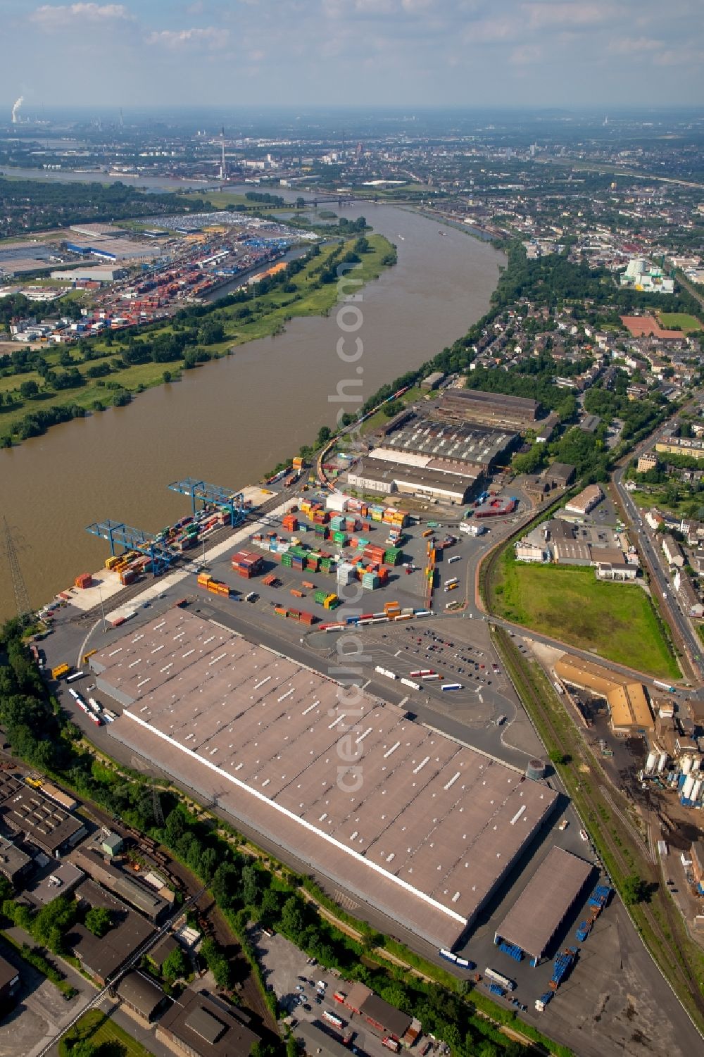 Aerial image Duisburg - Container Terminal in the port of the inland port Rhein-Ruhr Terminal Gesellschaft fuer Container- und Gueterumschlag mbH on Richard-Seiffert-Strasse in Duisburg in the state North Rhine-Westphalia