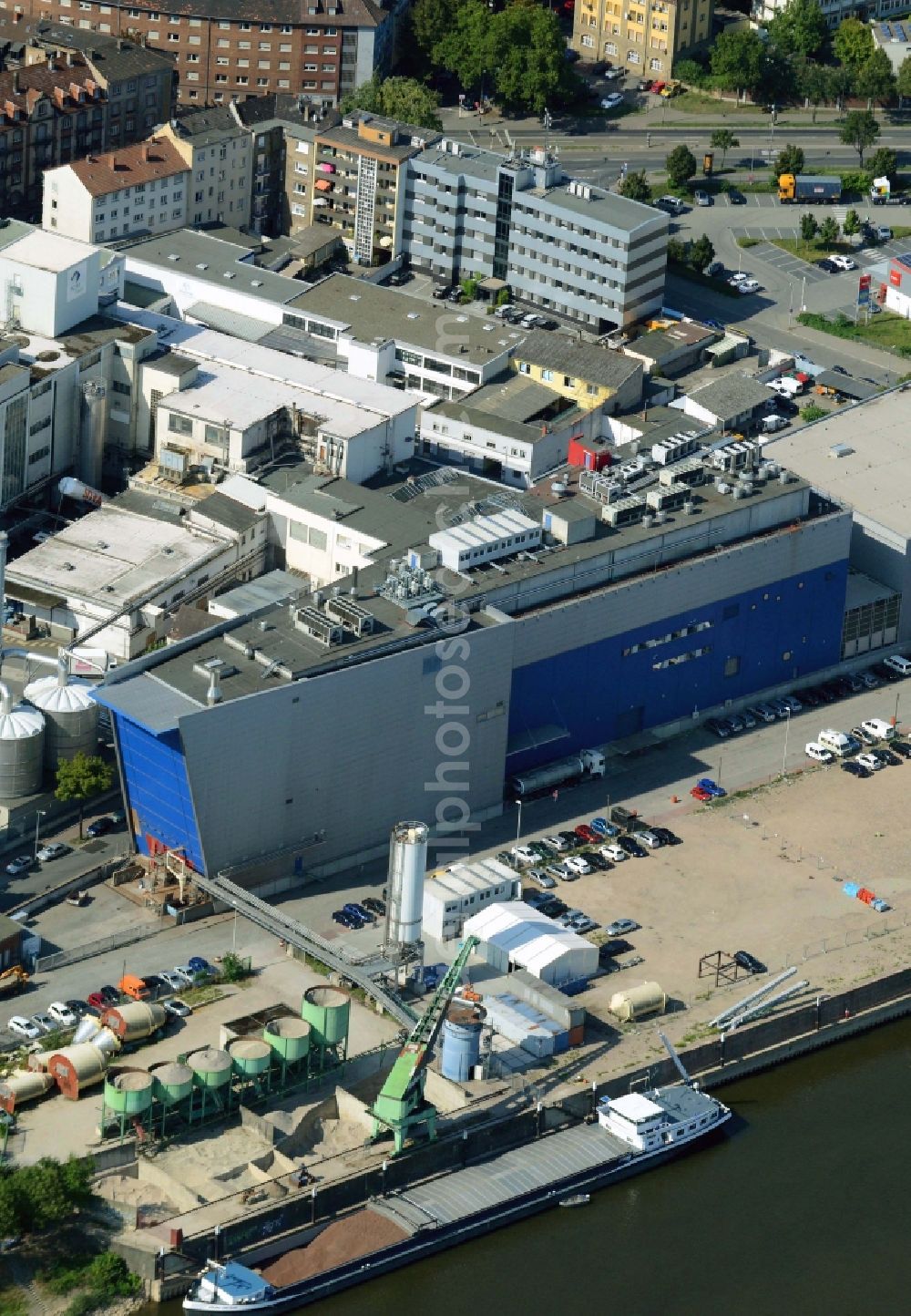 Mannheim from the bird's eye view: Container Terminal in the port of the inland port Am Salzkai on Neckar river in Mannheim in the state Baden-Wuerttemberg