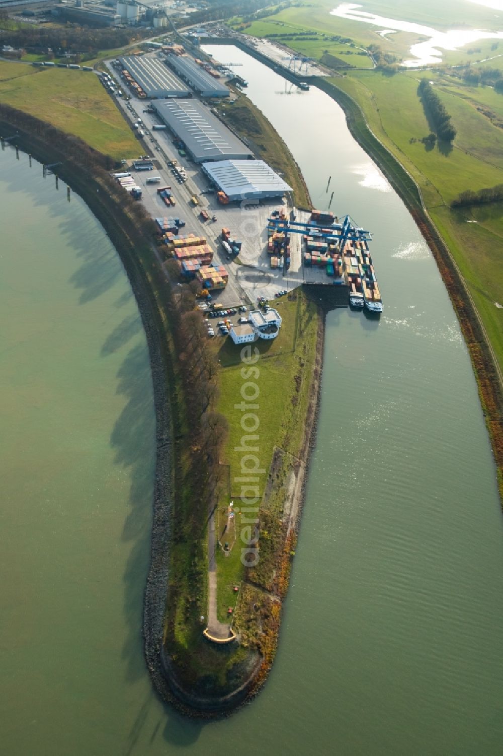 Voerde (Niederrhein) from the bird's eye view: Container Terminal in the port of the inland port on Wesel-Datteln-Kanal in the district Spellen in Voerde (Niederrhein) in the state North Rhine-Westphalia