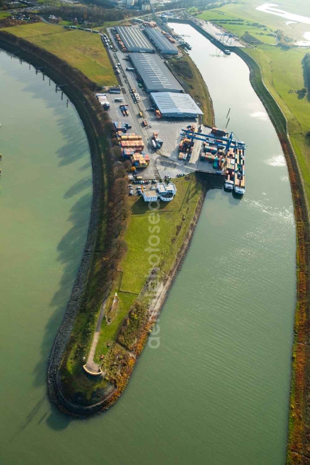 Aerial image Voerde (Niederrhein) - Container Terminal in the port of the inland port on Wesel-Datteln-Kanal in the district Spellen in Voerde (Niederrhein) in the state North Rhine-Westphalia