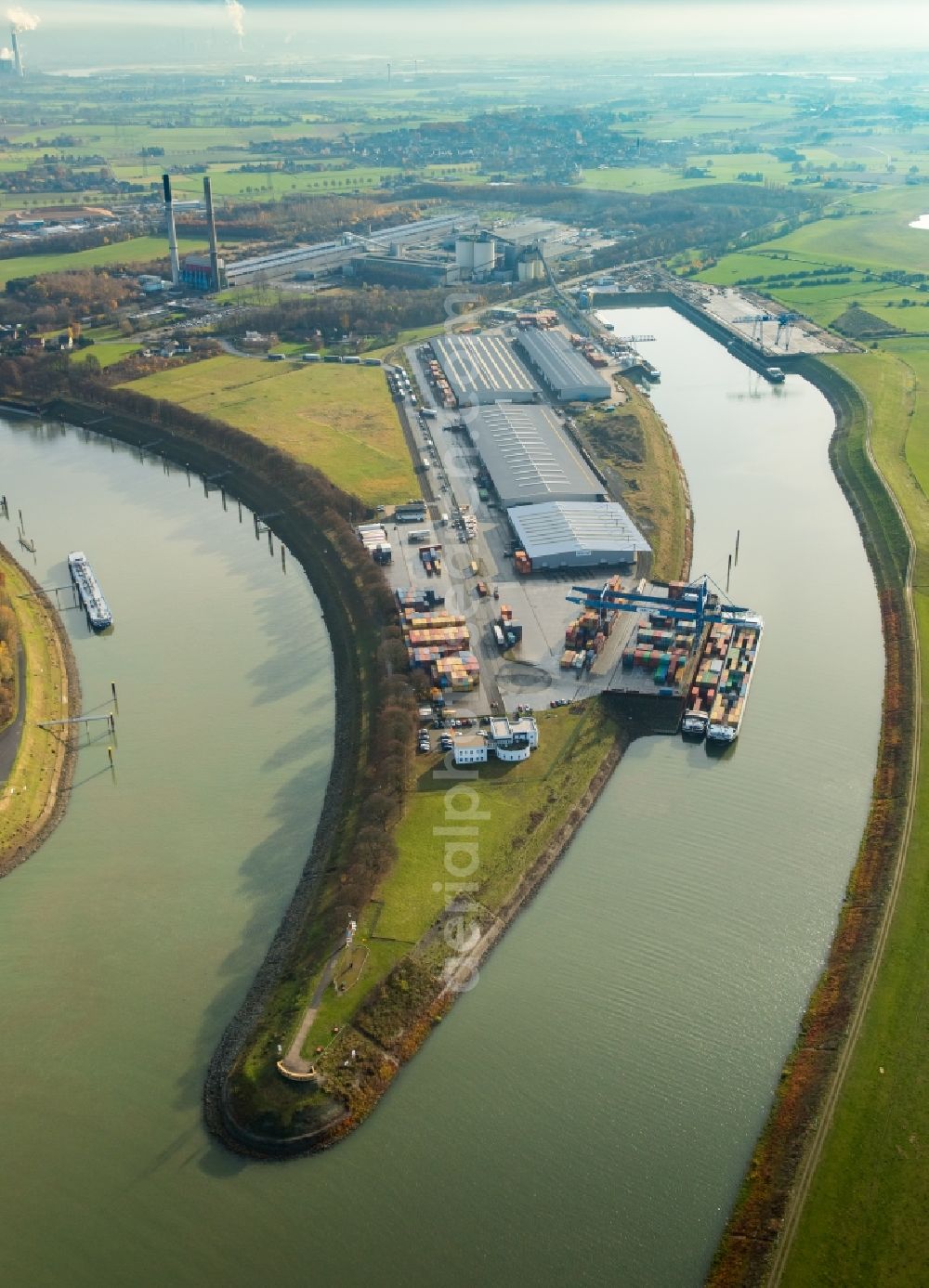 Aerial photograph Voerde (Niederrhein) - Container Terminal in the port of the inland port on Wesel-Datteln-Kanal in the district Spellen in Voerde (Niederrhein) in the state North Rhine-Westphalia